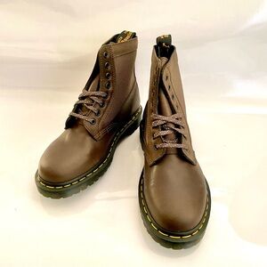 NIB Dr Martens 1460 Panel Leather Boots